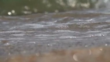 Deniz kıyısında deniz dalgası. Yavaş çekim