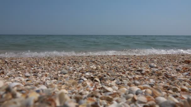 Onda do mar na costa. Movimento lento — Vídeo de Stock