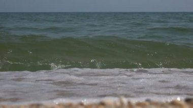 Deniz kıyısında deniz dalgası. Yavaş çekim