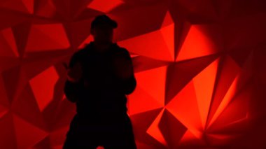 Kamera önünde rapçi adam rap