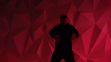 Kamera önünde rapçi adam rap