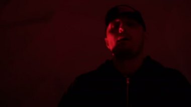 Kamera önünde rapçi adam rap
