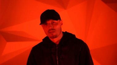 Kamera önünde rapçi adam rap