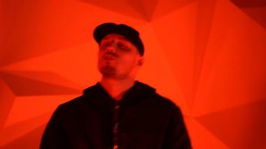Kamera önünde rapçi adam rap