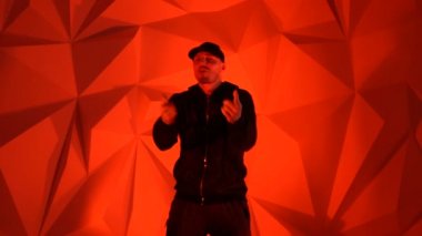 Kamera önünde rapçi adam rap