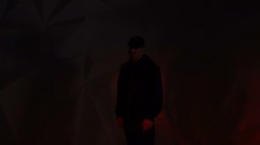 Kamera önünde rapçi adam rap