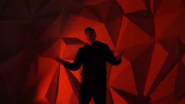 Kamera önünde rapçi adam rap