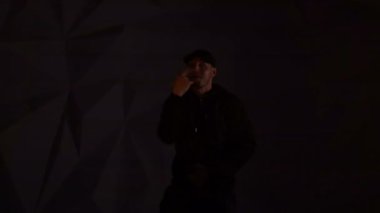 Kamera önünde rapçi adam rap