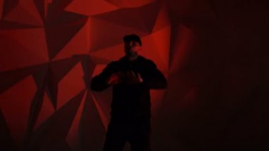 Kamera önünde rapçi adam rap