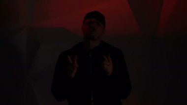 Kamera önünde rapçi adam rap
