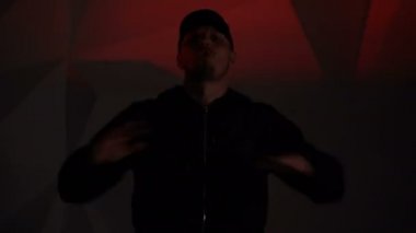 Kamera önünde rapçi adam rap