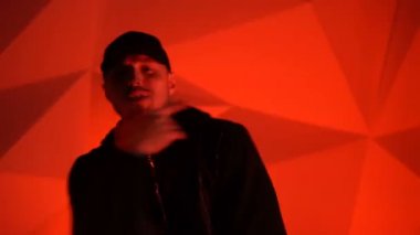 Kamera önünde rapçi adam rap