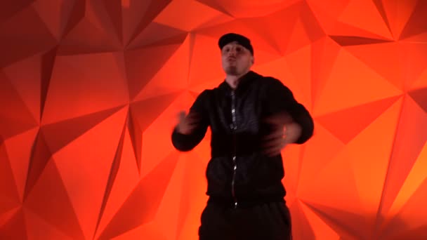 Rappeur gars rap en face de la caméra — Video