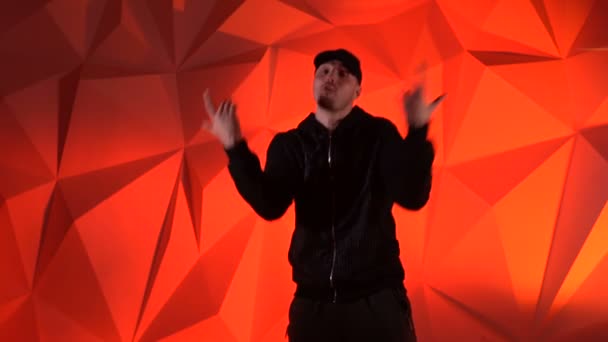 Rapper guy rap na frente da câmera — Vídeo de Stock