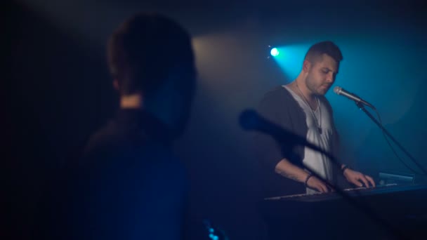 Gitarrist und Keyboarder singen — Stockvideo