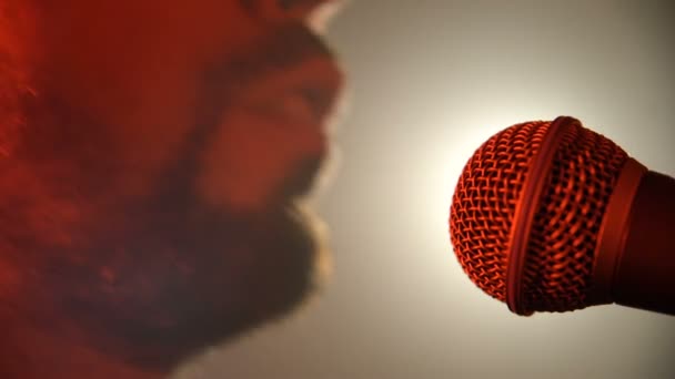 Musicista canta in un microfono — Video Stock
