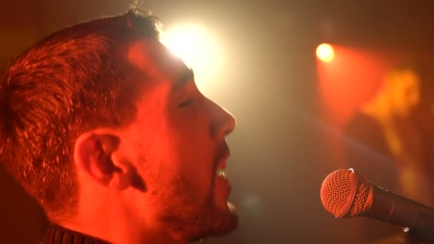 Musiker singt ins Mikrofon — Stockvideo