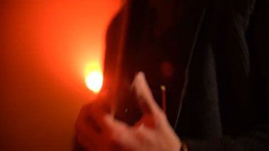 Müzisyen gitar çalar.
