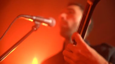 Müzisyen gitar çalar.