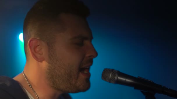 Musicista canta in un microfono — Video Stock