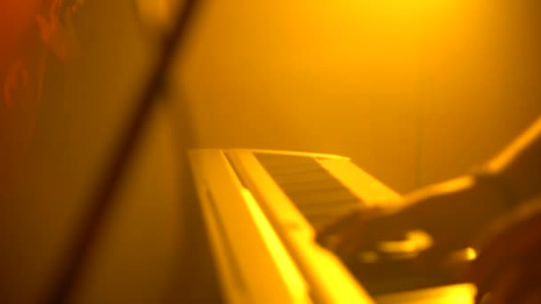 Muzyk gra na klawiaturze — Wideo stockowe