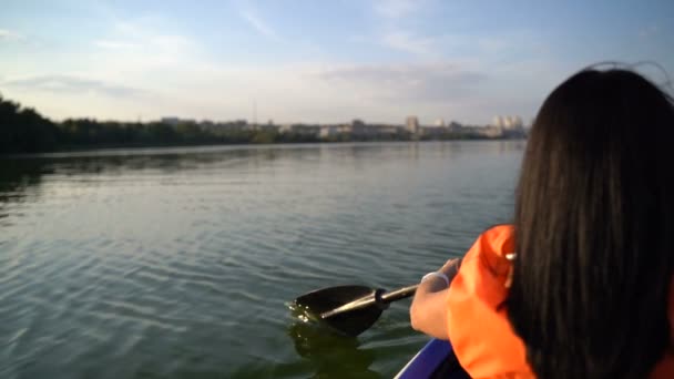 Girl floats in a kayak boat. Slow motion — Stock Video