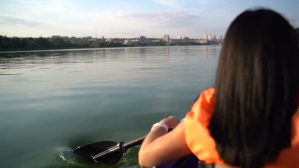 La chica flota en un bote de kayak. Movimiento lento — Vídeos de Stock