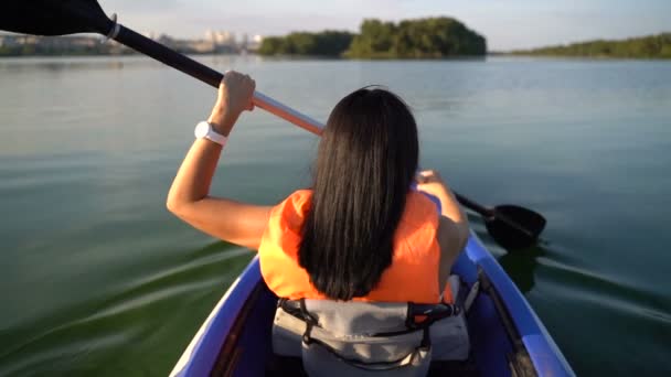 La chica flota en un bote de kayak. Movimiento lento — Vídeos de Stock