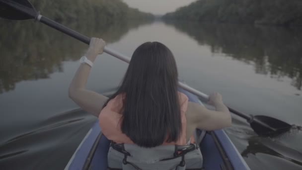 Una ragazza galleggia su una barca di kayak. Rallentatore — Video Stock
