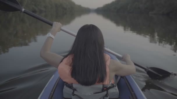 La chica flota en un bote de kayak. Movimiento lento — Vídeos de Stock