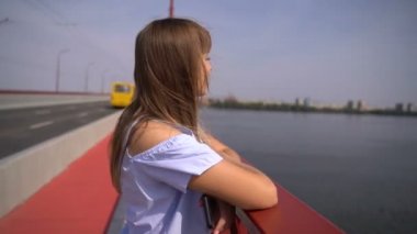 Kız köprüden geçiyor