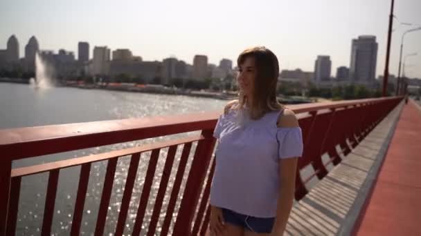 Fille passe sur le pont — Video