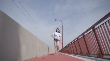 Kız köprüden geçiyor