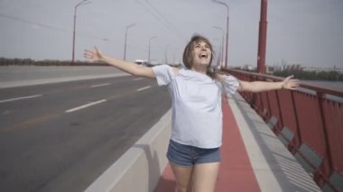 Mutlu kız köprüden atlıyor