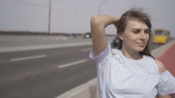 Девушка идет по мосту — стоковое видео