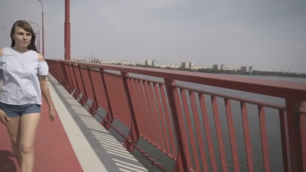 Fille passe sur le pont — Video