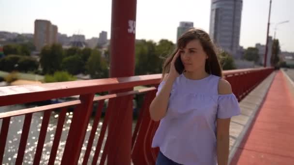 Menina vai com o telefone — Vídeo de Stock