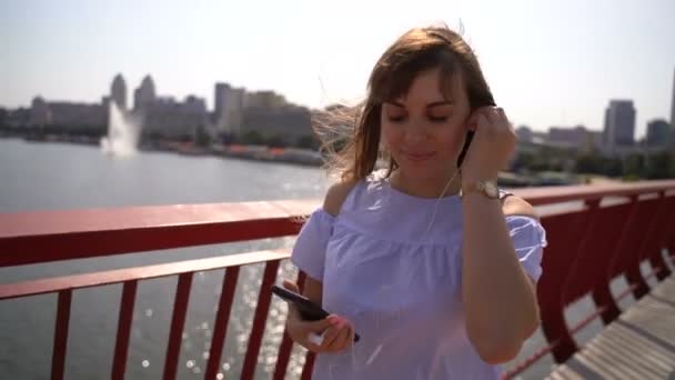 Flicka lyssnar på musik från telefonen — Stockvideo