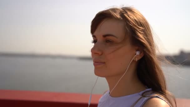 Дівчина слухає музику з телефону — стокове відео