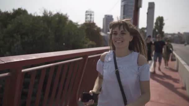 Menina feliz corre sobre a ponte — Vídeo de Stock