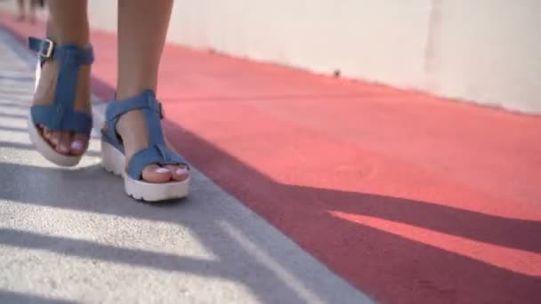 Les femmes sont les pieds sur la route — Video