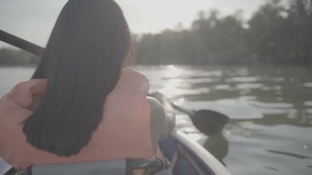 Meisje drijft in een kajak boot — Stockvideo