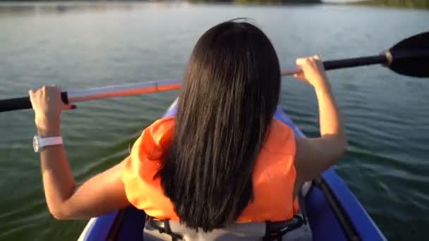 Menina flutua em um barco de caiaque — Vídeo de Stock