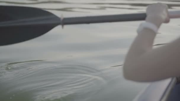 Meisje in een boot roeien een roeispaan — Stockvideo