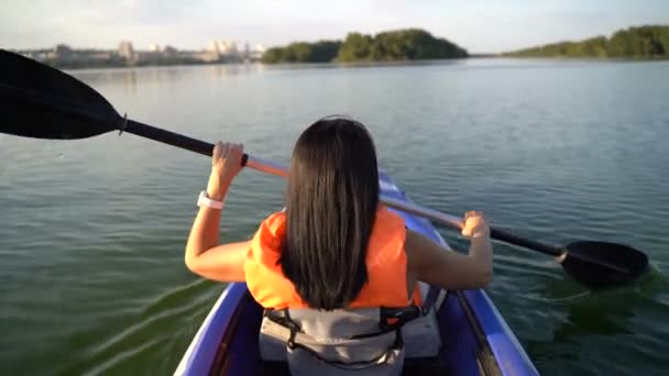 Menina flutua em um barco de caiaque — Vídeo de Stock