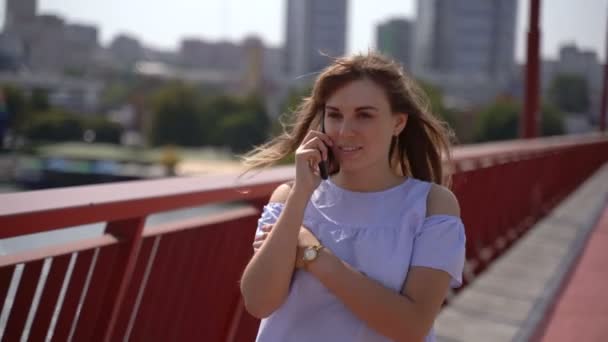 Flicka talar i telefon — Stockvideo