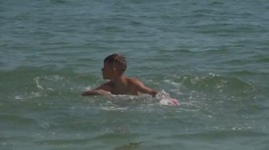 Denizde yüzmek çocuk