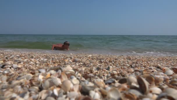 Boy berenang di laut — Stok Video