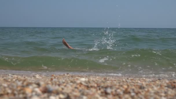 海で泳いでいる少年 — ストック動画