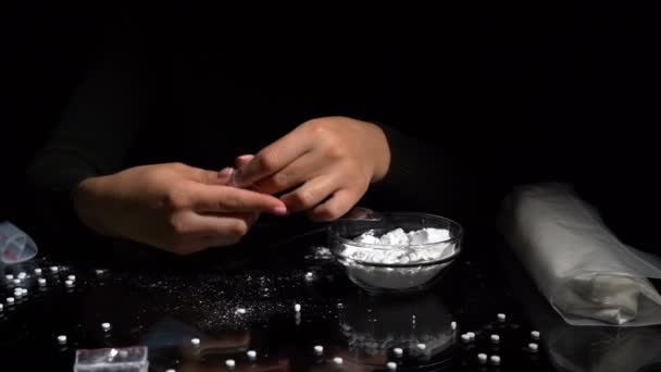 Polvo de drogas empaquetado en sobres — Vídeos de Stock